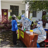 聚焦十大重点工作·风险大防控丨市第一人民医院党员志愿者到黄草开展区域全员核酸检测
