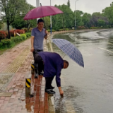 暴雨致城区部分路段积水 市政部门紧急排水保畅通