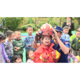 消防演练进幼儿园 萌娃体验“消防逃生”