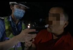 骑电动车“踩点”躲查酒驾 公安交警“设卡”正好逮住
