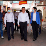 聚焦十大重点工作·风险大防控丨陈占华督导鲤鱼江大市场居民楼顶违章建筑拆除工作