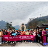 跨越2000公里  600多名东北游客畅游东江湖