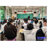 李伟平：匠心笃行守教岗 温情育人护芳华