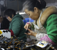资兴"社区微工厂”圆留守妇女“就业梦”