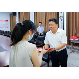 陈占华走访慰问市三中优秀教师