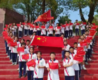 礼敬国旗 ▏市立中学：我和国旗合个影