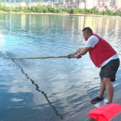 聚焦十大重点工作·风险大防控｜东江街道：救生竹竿“上岗”护平安 