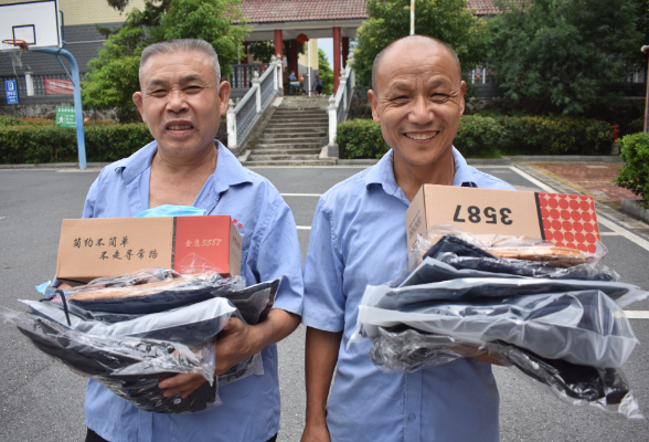 我市为集中供养的特困老人发放夏装