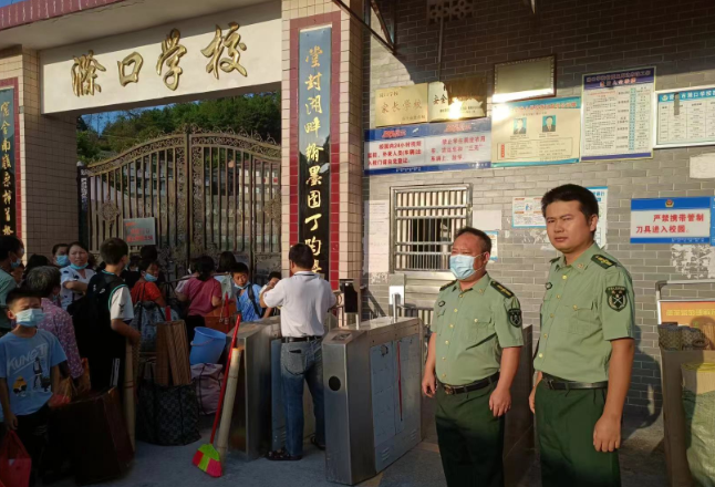 滁口镇基干民兵志愿者为学生入学“保驾护航”
