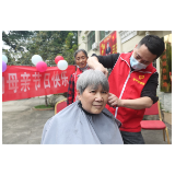 志愿者陪伴老人共度母亲节