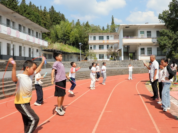 雷建兵：用热爱助力乡村孩子奔跑逐梦