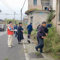 三都社区党员开展专项清扫行动 扮靓社区“颜值”