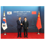 习近平同韩国总统李在明会谈