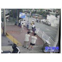 点赞！资兴街头上演暖心一幕：众人合力扑灭自燃货车