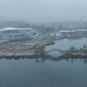 我市迎今年首场降雪 东江湾雾雪相映成景