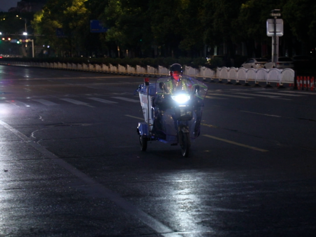 资兴是我家，同心共建靠大家丨凌晨的资兴街头，她一扫就是27年！