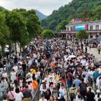 当好东道主 办好旅发会丨东江湖景区迎“五一”客流高峰 国潮文旅深度融合受热捧