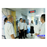 覃志名走访慰问一线医务工作者