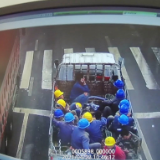 核载3人坐21人 交警查获两辆“超员王”