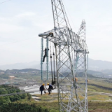 致敬！鲤鱼江电厂500千伏送出工程高空架线工人，头顶烈日，行走钢丝