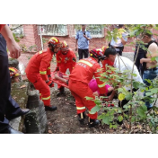 老人失踪52小时被困深坑 消防民警联手救援