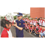 【工人日报】消防安全教育进校园