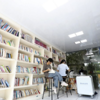 在24小时自助图书馆里品书香