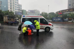 骑电动车女子雨中摔倒，资兴交警这样做···