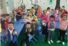 这些孩子们都举着一个空碗，是在做什么呢？ 