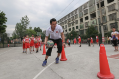 超棒！社区小孩子学打篮球 