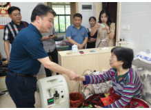 资兴市自来水公司捐助特困群众 