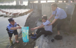 点赞！七旬老人不慎坠河，民警火速援救 