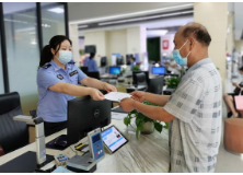 考生家长的5分钟“高考办证之旅”