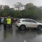 雨天路滑 行车注意安全