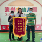 “好心”市民挺身而出援救摔伤的八旬老人