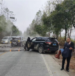 市公路建设养护中心两名工作人员紧急救援车祸受伤者