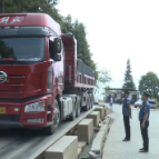 忠诚保平安 护航二十大丨我市开展边界区域联合治超行动