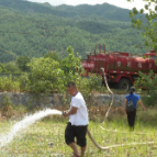 三都党员志愿者抗旱保秋收
