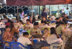 稳经济 促发展丨“网红”直播打卡  拉动“夜经济”