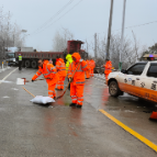 迎战低温雨雪冰冻天气 | 市公路建设养护中心全力除冰保畅