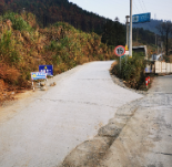 干群心连心 烂路变坦途