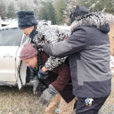 迎战低温雨雪冰冻天气 ▏回龙山瑶族乡：扶老解困 雪中护行