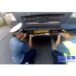 货车组团遮挡号牌 执法人员现场查处
