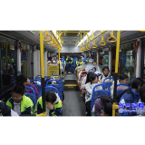 晚间“定制公交”守护学子平安回家路