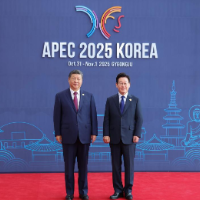 特写：“越是风高浪急，越要同舟共济”