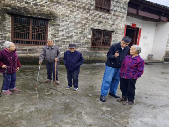 三都镇流华湾村：上门认证暖人心 服务老人零距离