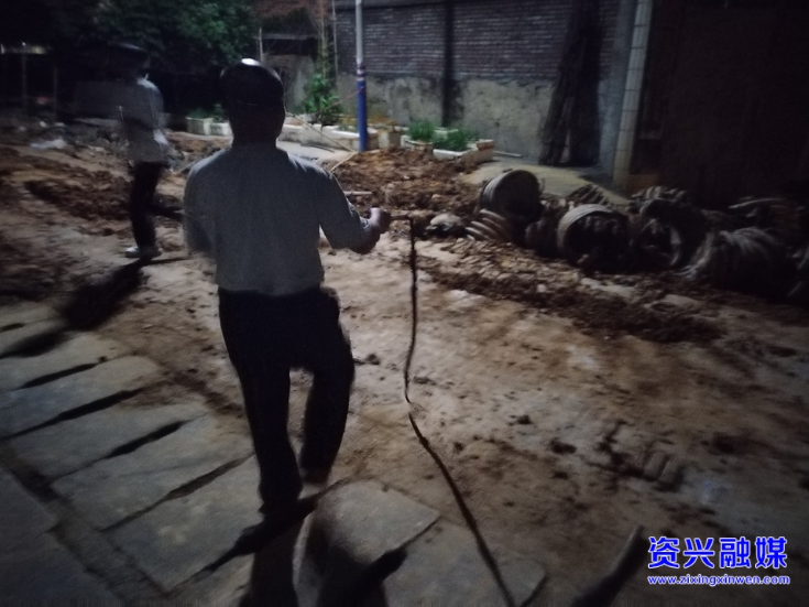 滁口镇：黑蛇夜闯农户家 半小时化险为夷