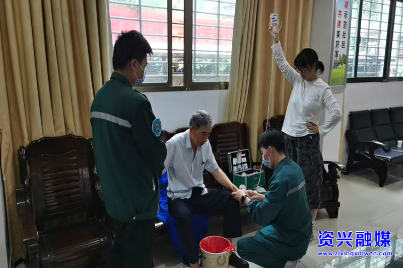 暖心！七旬老人办事突发不适 社区干部“教科书式”救援化险为夷
