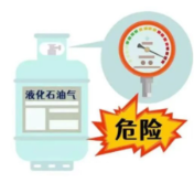 天冷，一摊主竟火烤煤气罐！