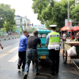 我市开展“马路市场”专项整治行动